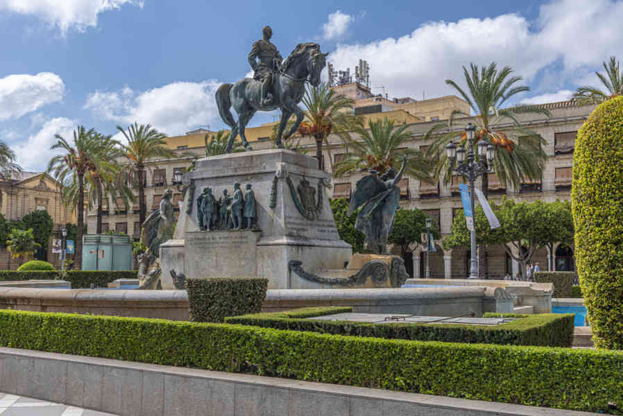 Cádiz - Jerez de la Frontera 27 - plaza del Arenal - monumento a España.jpg